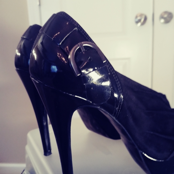 Guess Women's Black Heels - Picture 3 of 13
